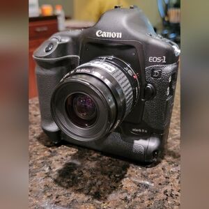 CANON EOS-1 Mark II N 35-80mm Lens & Charger